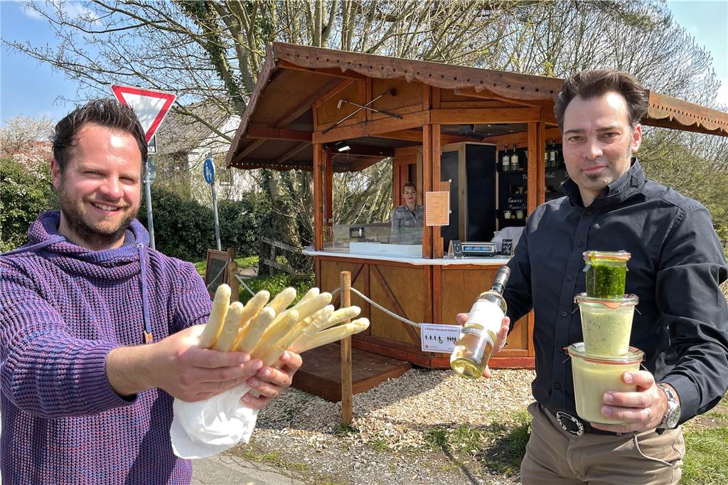 Mit Video: „NRWs schönste Spargelhütte“ steht in Fröndenberg André Woerle (l.) und Alexander Koplin sind stolz auf die leckeren Produkte und auf ihre schicke Spargelhütte.