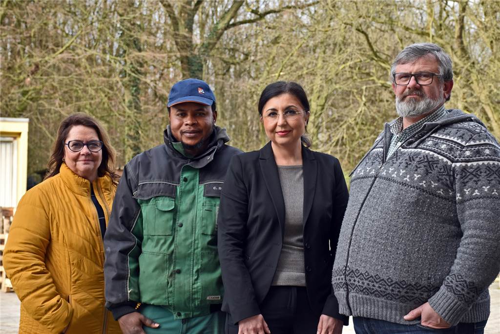 Andrea Baasner, Charles Ilesanmi, Hatice Müller-Aras, Norbert Baasner (v.l.n.r.) arbeiten zusammen, damit die Ausbildung zum Gartenlandschaftsbauer für den Nigerianer ein Erfolg wird.