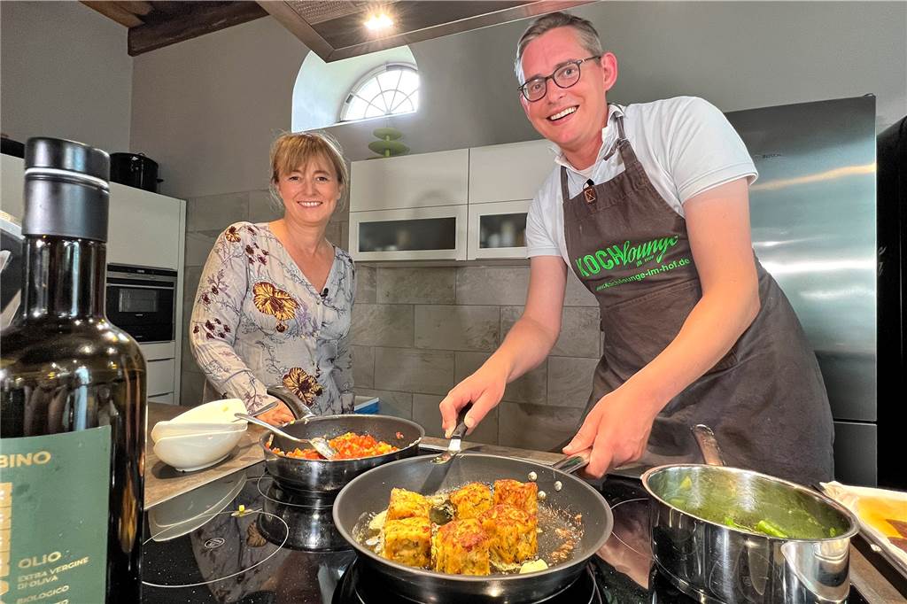 Koch-Duo verleiht westfälischer Potthucke mediterrane Note – mit Rezept Andrea Barczewski und Florian Trippe hatten viel Spaß bei der Zubereitung.
