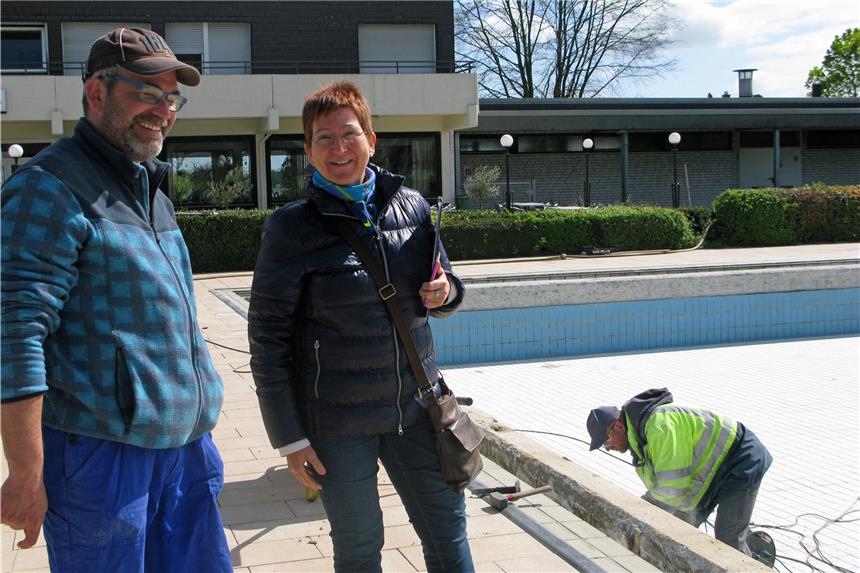 Andrea Beck zieht sich aus dem Vorstand zurück Andrea Beck, Geschäftsführerin des Freibads Sythen, freute sich mit Detlef Breuer über die vielen Helfer im Bad.
