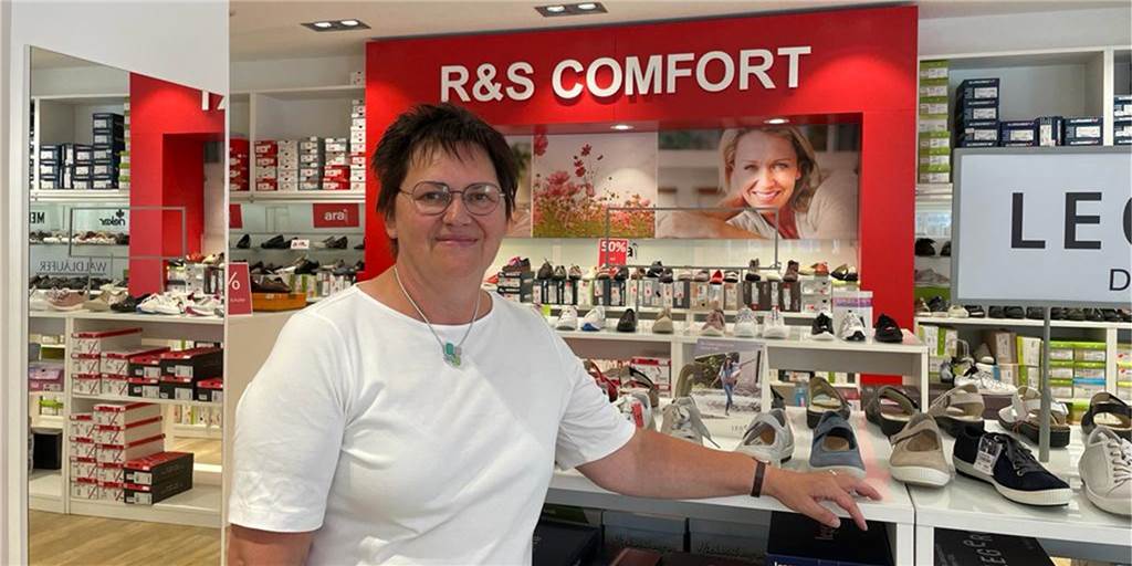 „Das tut weh“: Schließung von R+S Schuhe in Werne hat personelle Folgen Frau in Schuhladen