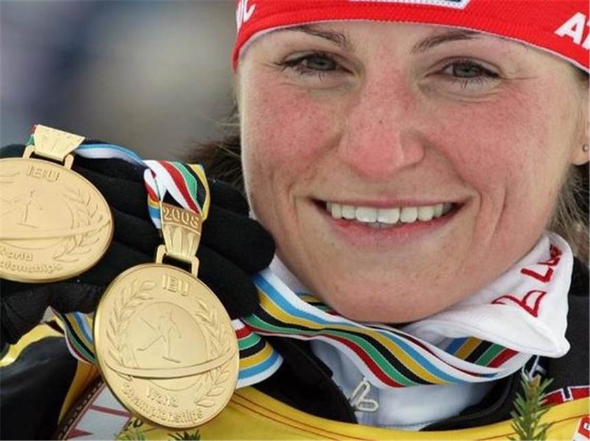 Andrea Henkel neue Biathlon-Königin Andrea Henkel präsentiert in Östersund ihre beiden Goldmedaillen.