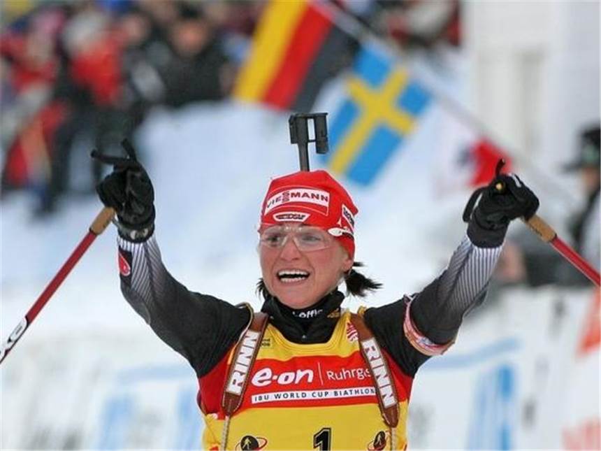 Andrea Henkel neue Biathlon-Königin Andrea Henkel wirft im Ziel jubelnd die Arme nach oben.