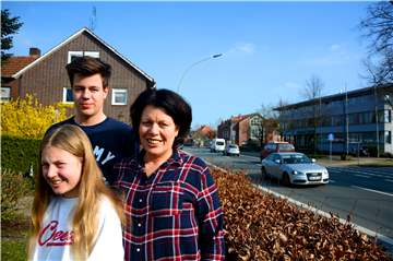 Andrea Hoeper (48) mit ihren Kindern Jan (15) und Mia (12). An die Straße direkt vor ihrem Grundstück haben sie sich gewöhnt. Trotzdem hoffen sie, dass die Ortsumgehung so schnell wie möglich gebaut wird.
