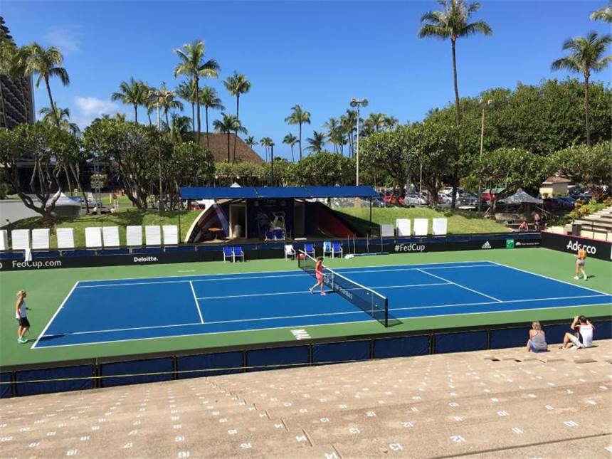 (Kein) Tennis auf Hawaii? Die bizarre deutsche Fed-Cup-Reise Andrea Petkovic und Julia Görges trainieren auf dem Center Court der Royal Lahaina Tennis Ranch auf der Hawaii-Insel Maui. Foto: Wolfgang Müller