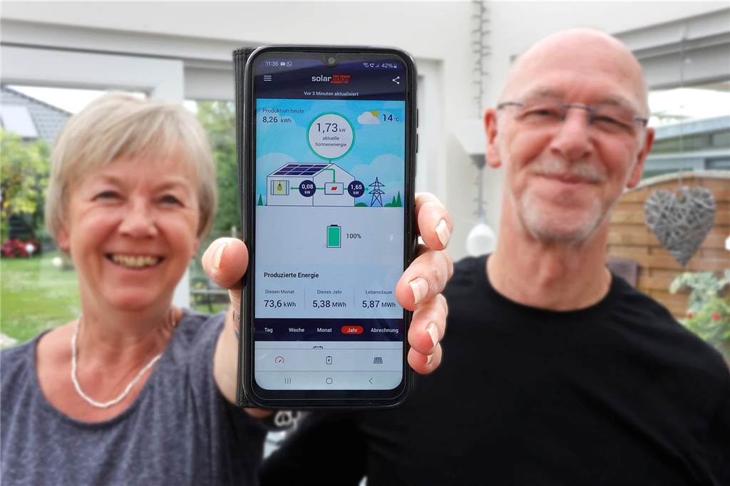 Älteres Haus in Heeren-Werve fit für die Energiewende gemacht Andrea Rauer zeigt die App, die Livedaten der Stromerzeugung und des Stromverbrauchs zeigen. Sie hat Spaß daran, die Werte zu verfolgen. „Mein Ding ist das aber nicht“, sagt Ehemann Hartmut Rauer lachend.