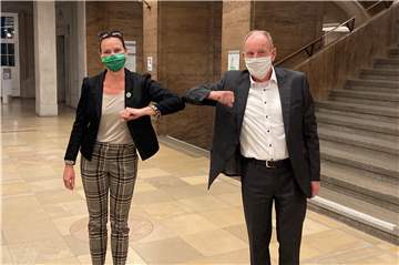 Andrea Swoboda, Spitzenkandidatin der Grünen, gratulierte Oberbürgermeister Bernd Tischler zu seinem hervorragenden Ergebnis. 