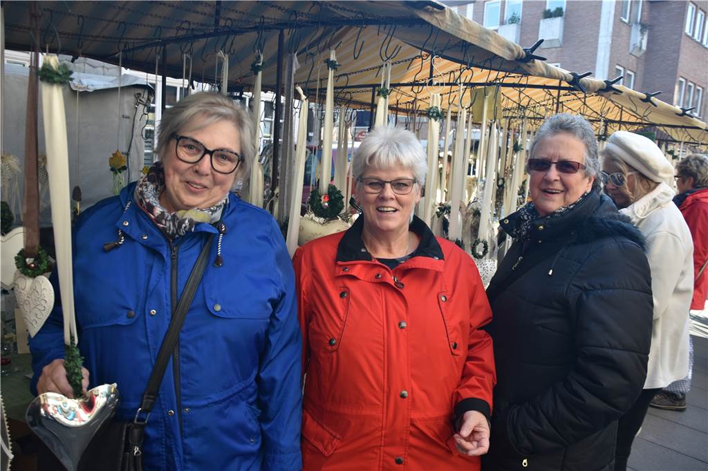 Finale bei Simjü mit dem Kram- und Viehmarkt: „In Werne gibt es keine Nörgler“ Andrea Tschage (56, links im Bild) verabredet sich seit vielen Jahren mit ihren Mädels zum Kram- und Viehmarkt. In diesem Jahr wollen sie nur stöbern - aber „irgendwas findet man immer“, sagt sie.