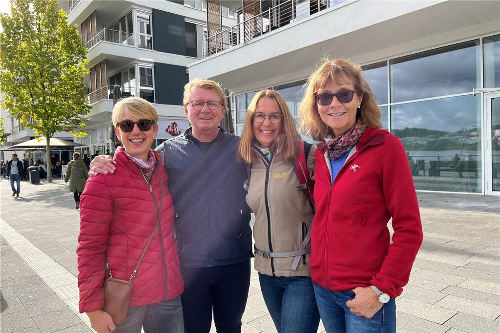 Super Stimmung beim Halbmarathon 2022 in Dortmund: Familie Piel feuert Läufer Olaf an Andrea und Roland Hasselberg sowie Christiane Hellmonds und Liane Hein (v.l.) von dem Sportverein PV Triathlon TG Witten. Sie unterstützen ihre Vereinskollegen.