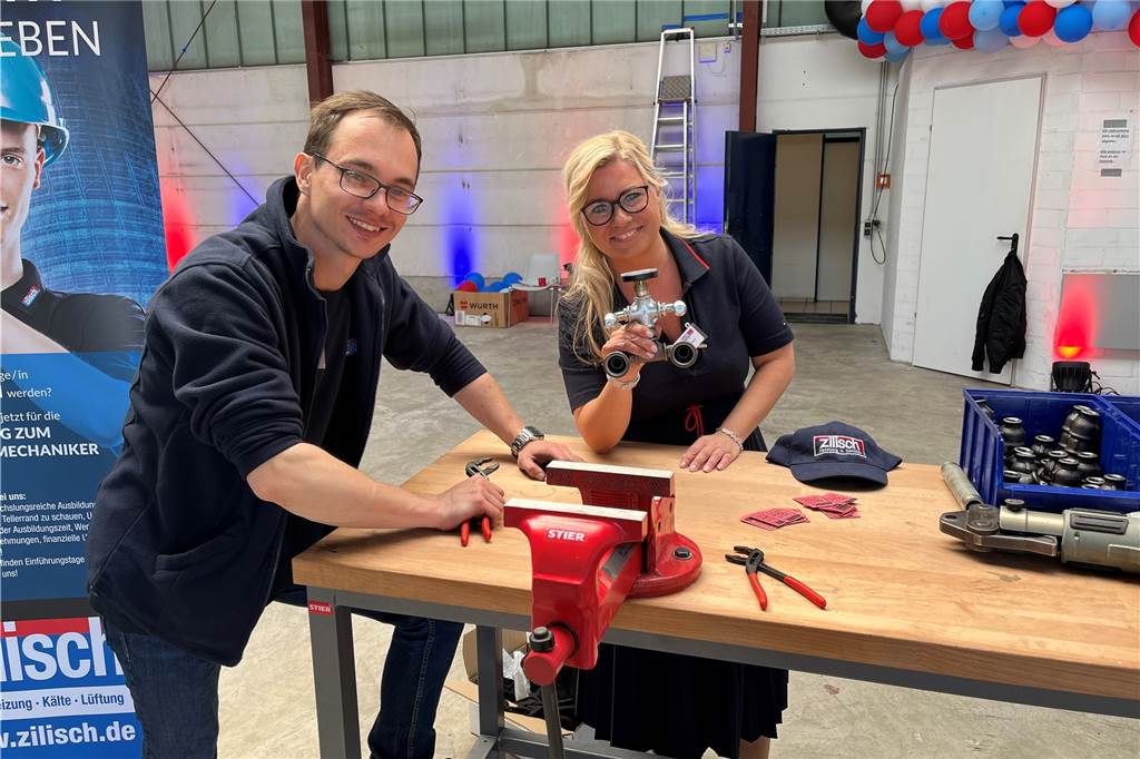 Spannende Einsätze und informative Einblicke – so war die Wirtschaftsschau 2022 in Ahaus Andrea Zilisch und Auszubildender Oleh Honcharenko in der Lehrwerkstatt des Unternehmens für Sanitär- und Heizungstechnik. Andrea Zilisch freute sich über die Resonanz der Besucher.