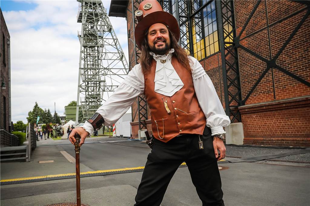 Steampunk, Artistik, Dampfmaschinen: Die Nostalgiekirmes in Bildern Andreas (44) aus Bielefeld ist Steampunker.