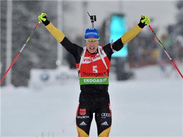 Andreas Birnbacher freut sich über seinen Sieg in Oberhof im Massenstartrennen über 15 Kilometer. Foto: Martin Schutt