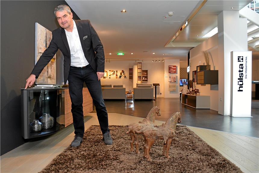 Andreas Bremmer zeigt in der Hülsta-Ausstellung auf den „Bug“ einer Vitrine des vom Schiffsbau inspirierten Programms „Navis“. Um im Bild zu bleiben: Der Hülsta-Kapitän will das Unternehmensschiff bis 2020 wieder in sichere Gewässer steuern.