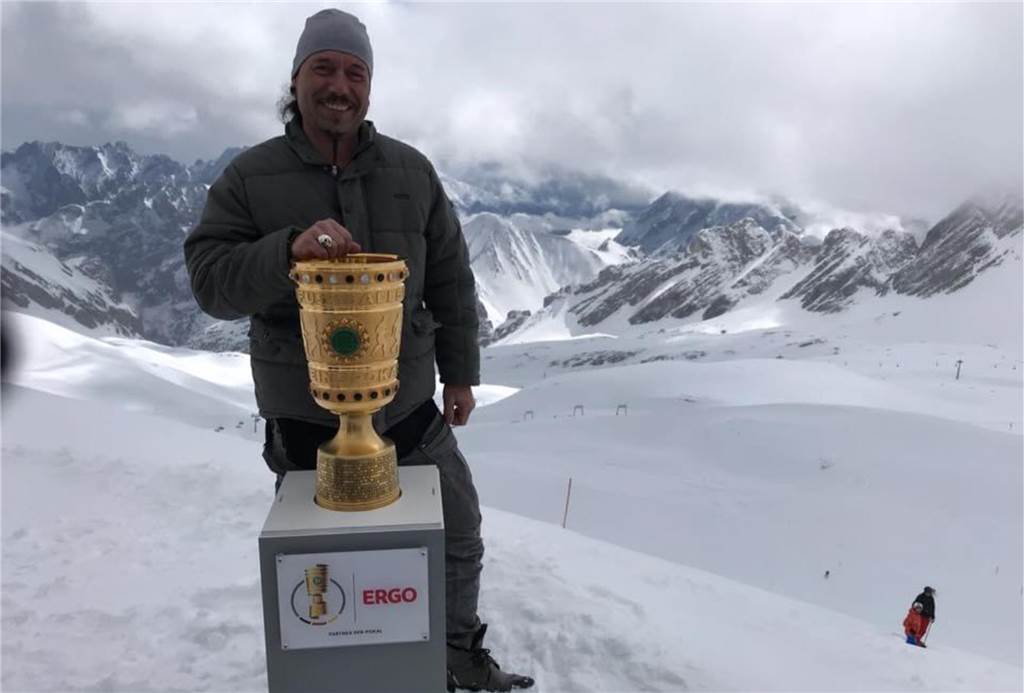 Indianer Andreas Bröcker an seinem späteren Arbeitsplatz: Mit dem DFB-Pokal auf der Zugspitze.