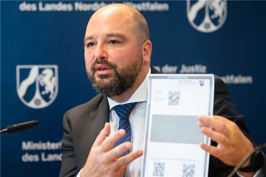 Land NRW versteigert Bitcoins aus Drogenhandel - Käufer bieten mehr, als sie wert sind Andreas Brück, Staatsanwalt bei der Zentral- und Ansprechstelle Cybercrime (ZAC NRW), zeigt während einer Pressekonferenz ein Paper Wallet für Bitcoin. Die nordrhein-westfälische Justiz hat erstmals mit der Versteigerung von beschlagnahmten Bitcoin begonnen.