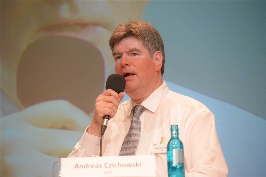 Ungewöhnliche Idee: Könnten Corona-Bußgelder Kindern helfen? Andreas Czichowski (WfS) auf einer Podiumsdiskussion. Die Idee seiner Fraktion: Mit Corona-Bußgeldern ein Ferienprogramm finanzieren.