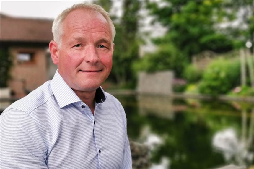 Andreas Dahlke, Landratskandidat der Wählergemeinschaft "Gemeinsam für Lünen" (GfL), in seinem Garten in Lünen-Brambauer: Sein persönlicher Ruckzugsort, um runter zu kommen und einfach mal Stille zu genießen.