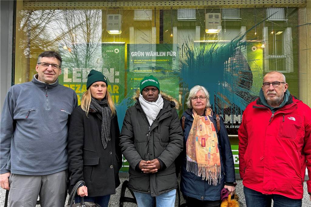 Andreas Drohmann, Esther Schüttpelz, Nelli Soumaoro, Hiltrud Mannig und Josef Börste (von links) stehen vor der Geschäftsstelle der Grünen in Werne.