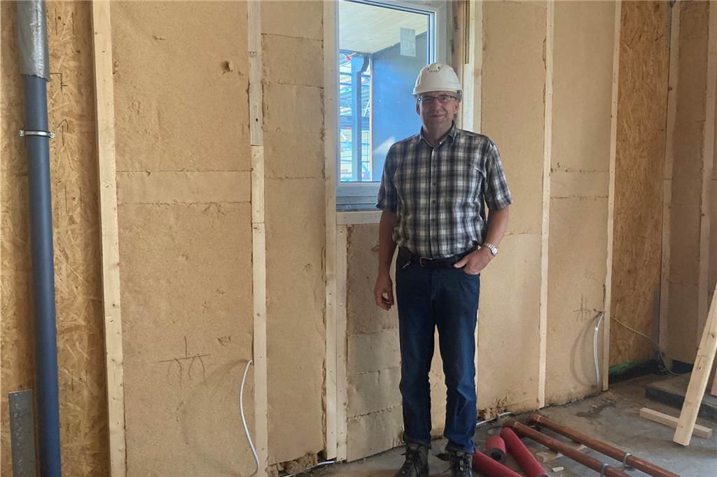 Mit Video: Steigende Rohstoffpreise machen sich auch bei großem Werner Wohnprojekt bemerkbar Andreas Drohmann, Geschäftsführer des Projekts, erklärt, wie die Heizung im Haus funktioniert.