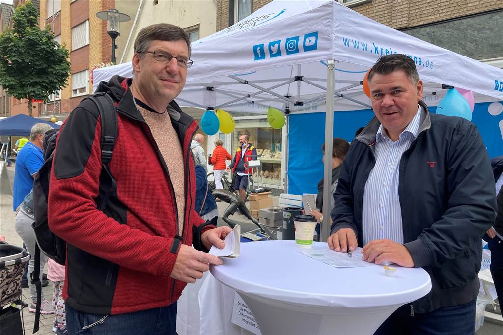 Internet-Ärger bei Klimaschutz-Siedlung in Werne: „Fallen in Steinzeit zurück“ Andreas Drohmann (l.), Geschäftsführer der Siedlung am Becklohhof, mit Landrat Mario Löhr, auf dessen Unterstützung die Baugruppe hofft.
