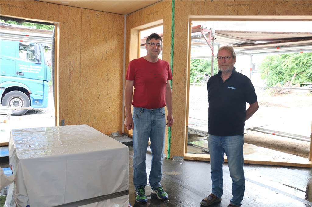 Mit Video: Mehrgenerationen-Projekt in Werne - Lieferengpässe torpedieren Zeitplan Andreas Drohmann (l.) und Franz Bleker planen gedanklich schon einmal, wo künftig die Küche im Gemeinschaftsraum stehen soll.