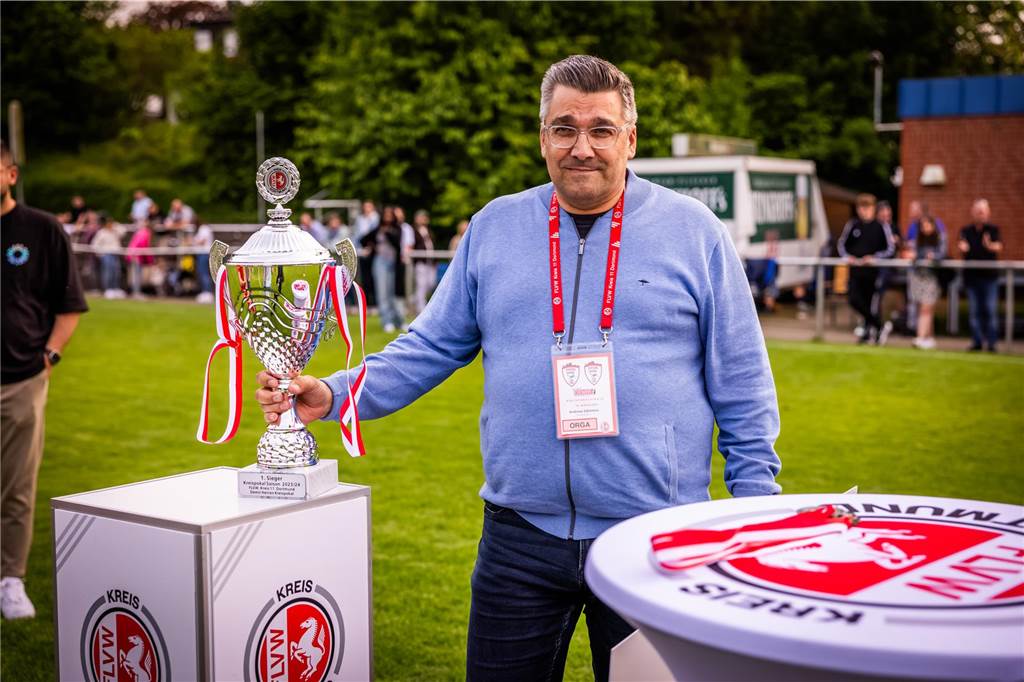 Nächster Termin für Kreiswechsel-Entscheidung steht fest Andreas Edelstein berührt einen Pokal.