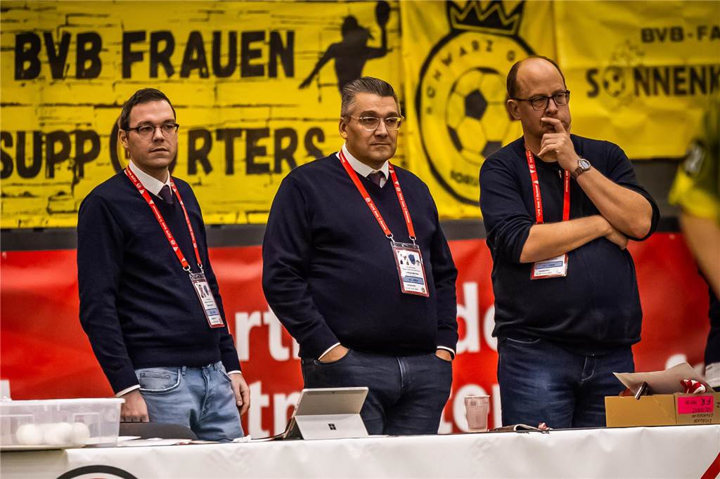 Andreas Edelstein (M.), hier bei der Hallenstadtmeisterschafts-Endrunde der Frauen, verspricht eine Lösung, was die frühe Startzeit betrifft.