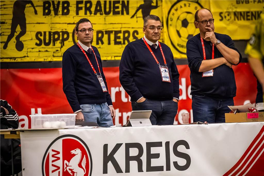 Der Kreisvorsitzende Andreas Edelstein bei der Hallenstadtmeisterschaft der Frauen.