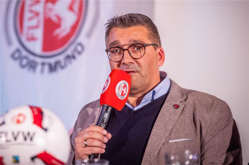 Deutliche Worte an den FLVW: Lüner Vereine reagieren auf Fußballkreis Andreas Edelstein hält ein Mikro.