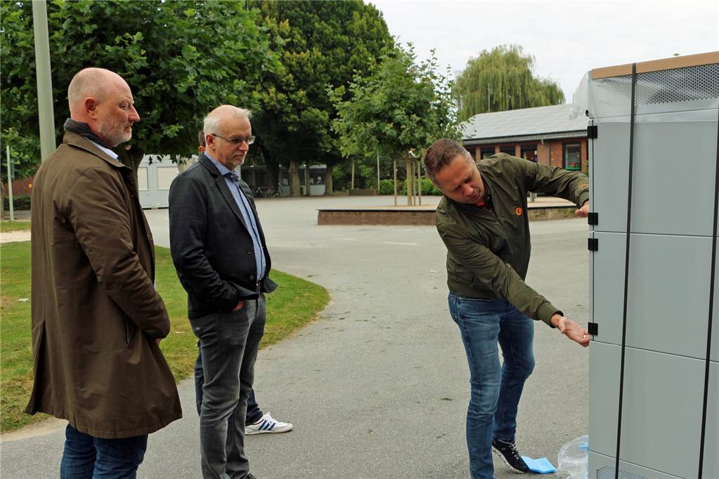 Jetzt ging alles ganz schnell: 19 mobile Luftreiniger stehen in Schulen bereit Andreas Effing (Kemper, r.) erklärte Markus Lask (l.) und Bürgermeister Werner Stödtke die Funktionsweise des mobilen Luftreinigungsgeräts.