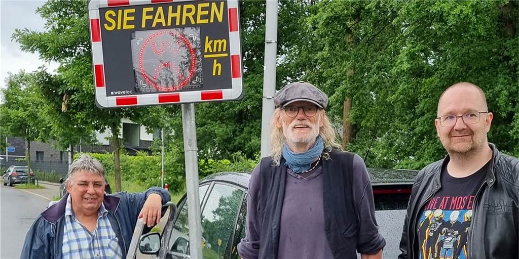 Wird auf der Hohenbuschei-Allee zu schnell gefahren? Andreas Esch (Die Linke/Die Partei), Tong Rosiepen (Die Grünen) und Michael Röhr von der Siedlergemeinschaft (v.l.) begleiteten die Geschwindigkeits-Messung auf der Hohenbuscheiallee
