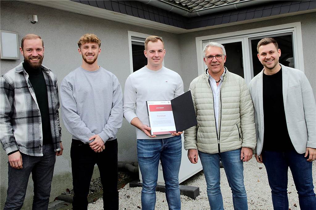 Lukas Wemhoff erhält Meisterprämie des Landes NRW Andreas Fiehe (2. v.r.) und sein junges Team (v.l.:) Jens Bußmann, Max Fiehe, Lukas Wemhoff und Jan Fiehe.