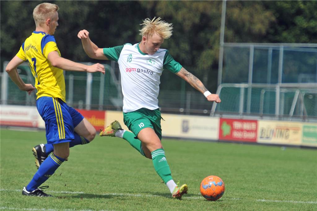 FC Epe vermeldet Neuzugang: Offensivmann kommt von Rivale Vorwärts Andreas Fontein (r.), hier beim Gastspiel in Vreden, wechselt in der kommenden Saison die Trikotfarbe.