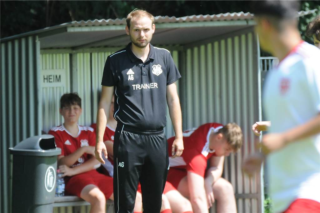Im laufenden Spielbetrieb umgruppiert : A-Juniorenteam geht freiwillig eine Etage tiefer Andreas Grum ist Trainer der A-Junioren des TuS Henrichenburg.