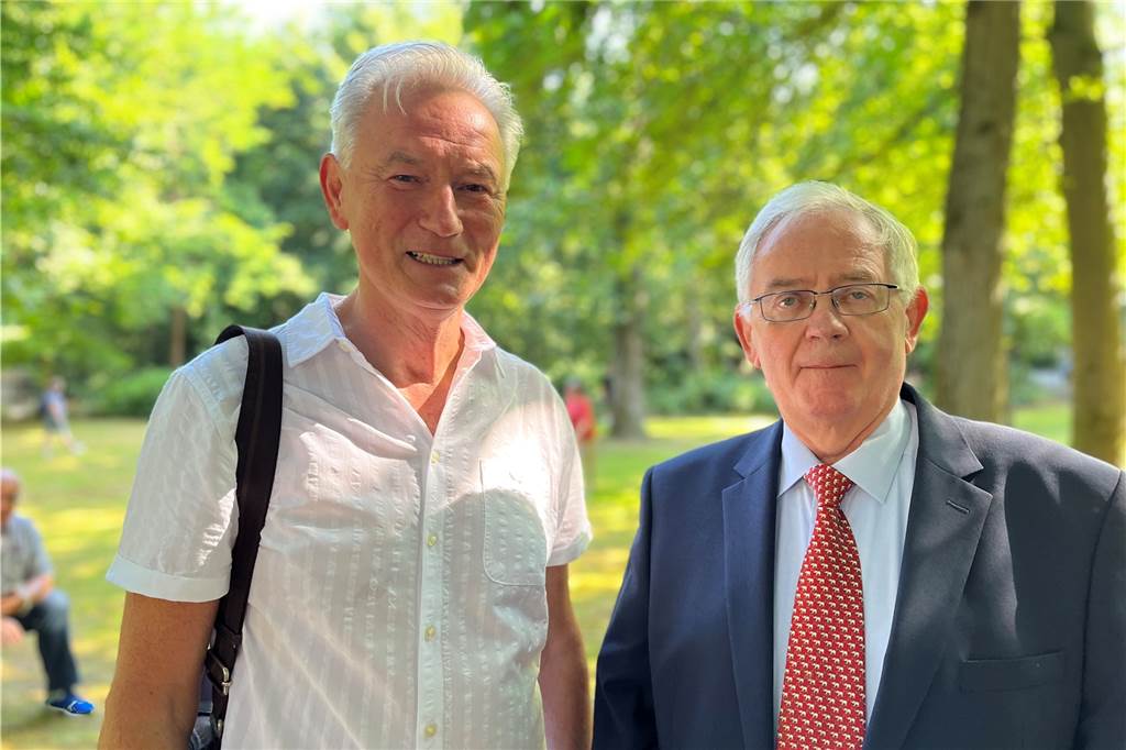 „Donnerwetter, richtig gut besucht!“ - Hunderte Pilger ziehen durch Haltern Andreas Gundrum (r.) hat die Annaberg-Wallfahrt in Haltern mit ins Leben gerufen. Seit vielen Jahren ist Georg Muschalik (l.) unter den Pilgern.