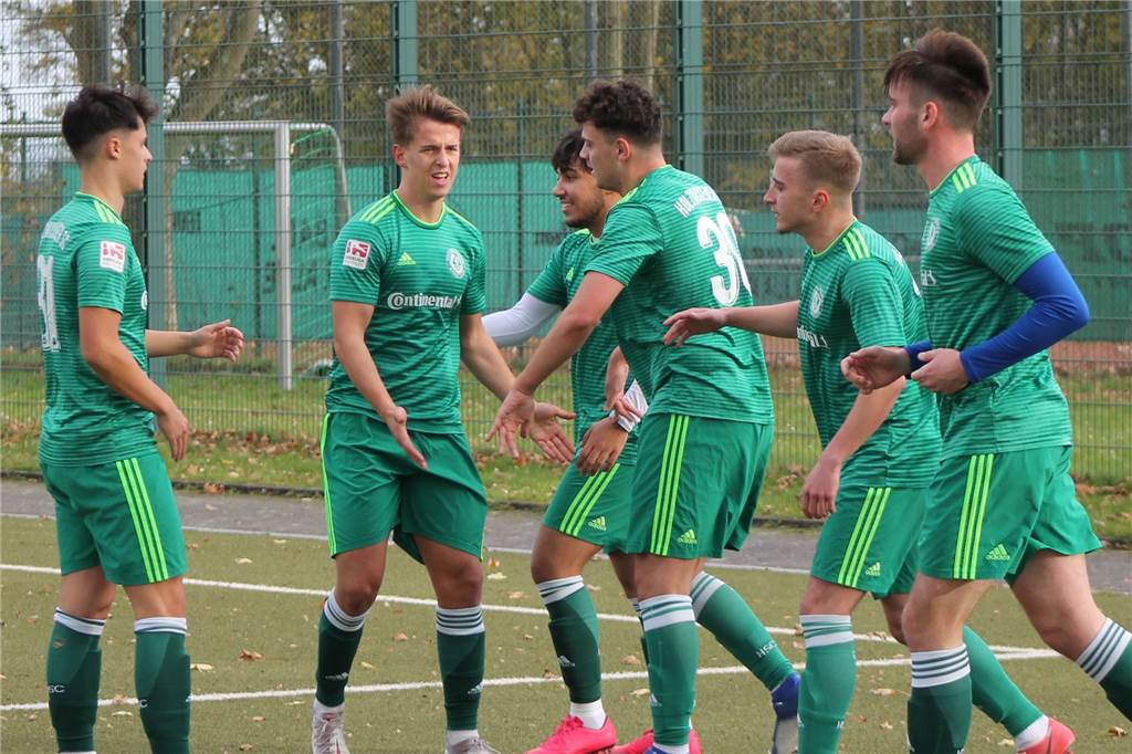 Nach Schockmoment und Krankenwagen-Einsatz: HSC-Stürmer Andreas Heiß hat das Krankenhaus verlassen Andreas Heiß (3.v.re.) - hier beim Jubel mit seinen Teamkollegen - zog sich am Sonntag eine leichte Gehirnerschütterung zu.