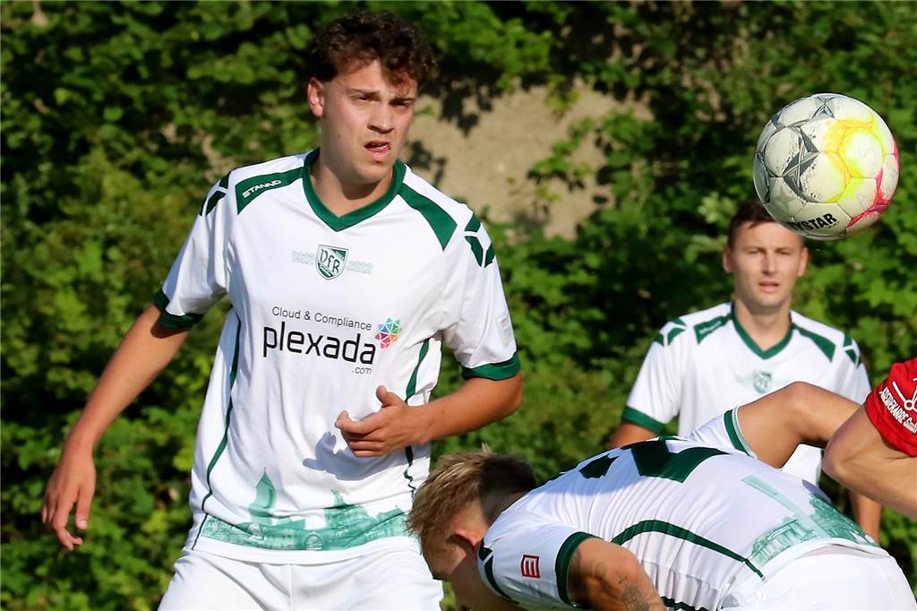 Hombrucher SV holt Heiß und Schröder vom VfR Sölde Andreas Heiß schaut einem Ball hinterher.