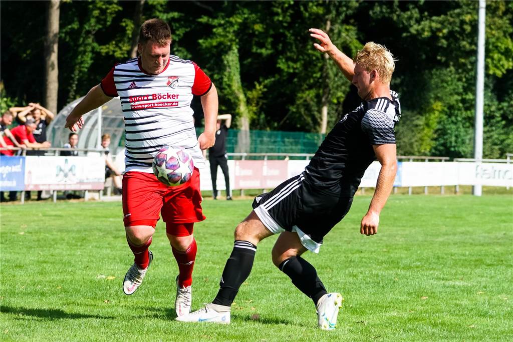 Verblüffende Wandlungen und gebrochene Illusionen Andreas Herking (l.) und die SF Graes schafften trotz schwankender Leistungen den Klassenerhalt.