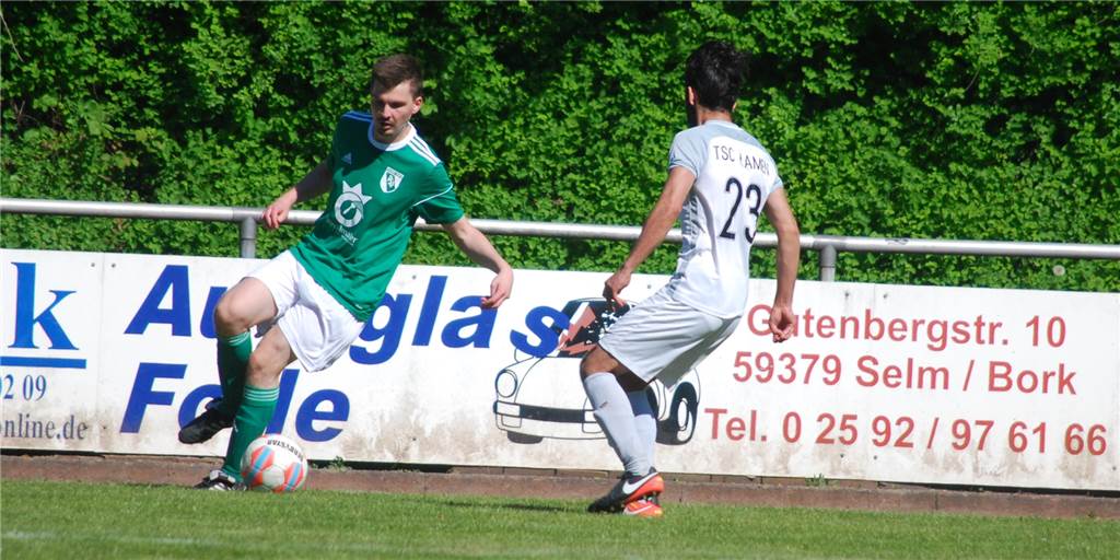 Andreas Illtz verstärkt die erste Mannschaft des PSV Bork: „Hier ist alles anders“ Andreas Illtz (am Ball) schnürt nun dauerhaft die Schuhe für die erste Mannschaft des PSV Bork.