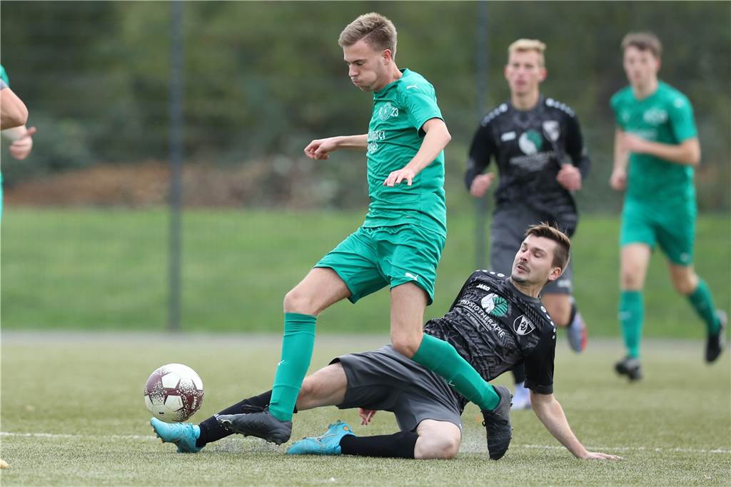 Andreas Illtz vom PSV Bork grätscht seinen Gegenspieler an.
