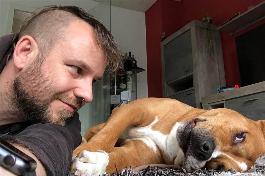 Kämmerer verrät: So viele „Listenhunde“ gibt es in Castrop-Rauxel Andreas Kemna aus Frohlinde und sein "Kampfhund" Chico: Den American Staffordshire übernahm er vor einigen Jahren aus dem Tierheim. Nun soll Kemna bald den dreifachen Steuersatz für ihn zahlen.