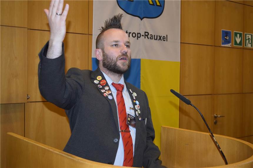 Andreas Kemna ist Fraktionsvorsitzender der Zwei-Mann-Fraktion „Die Partei“ im neuen Castrop-Rauxeler Stadtrat. An seiner Seite sitzt ein bekanntes Gesicht.