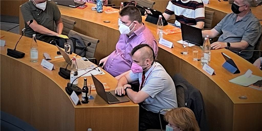 Anstand im Castrop-Rauxeler Stadtrat: Darf Politik von „Titten“ sprechen? Andreas Kemna (unten, hier neben Nils Bettinger bei der Ratssitzung im Juni 2022) ist einer von normalerweise zwei Vertretern von "Die Partei" im Stadtrat. Er brachte nun einen Antrag ein, der bei der CDU gar nicht gut ankam.