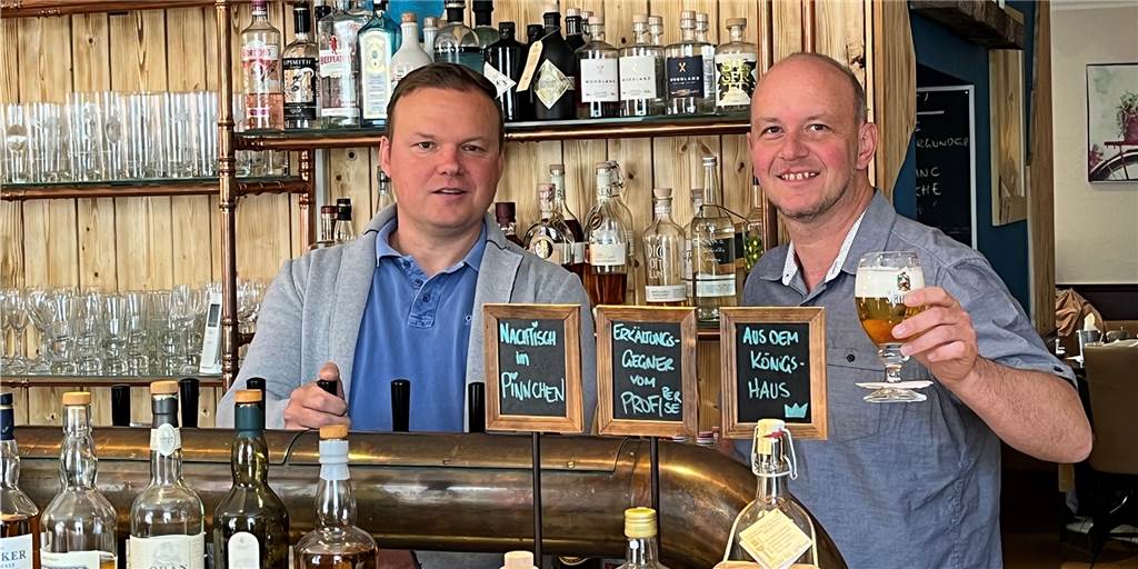 Zwei junge Unternehmer kurbeln in zehn Jahren Halterns Kneipenkultur an Andreas Kleimann und Christian Zehren stoßen mit ihren Gästen auf den Beginn ihres Unternehmertums vor zehn Jahren an.