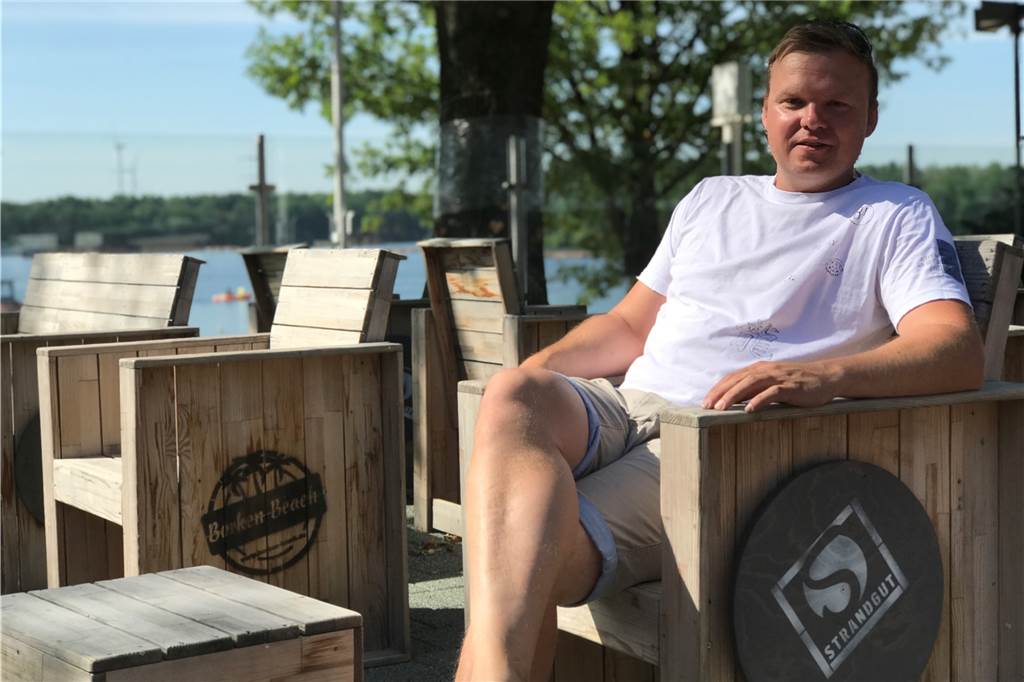 Das erste Sunset Beach Festival: Schlecht-Wetter-Prognosen und Mücken Andreas Kleimann sitzt in der Sunset Beach Bar in Haltern.