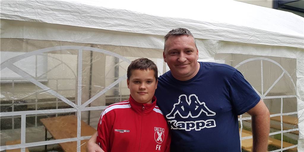 Deininghausener zu Vonovia-Vorstoß: „Wir beschweren uns, wenn es kalt wird“ Andreas Klingenberg und Stiefsohn Felix am Freitagvormittag (8.7.) vor dem gerade aufgebauten Pavillon für die Feier am Wochenende. Klingenberg nimmt die ganze Situation locker und ist vorbereitet.
