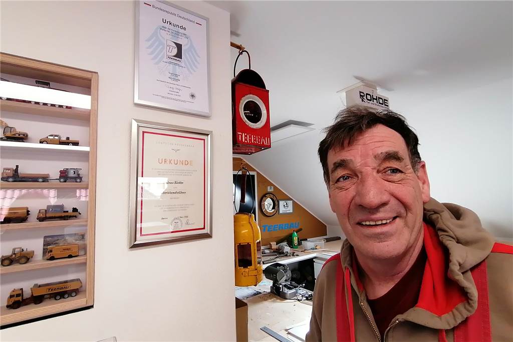 Zwei ehemalige Teerbau-Kollegen sahen sich nach 50 Jahren wieder Unternehmer Andreas Küchler in seinem Hobbyraum.