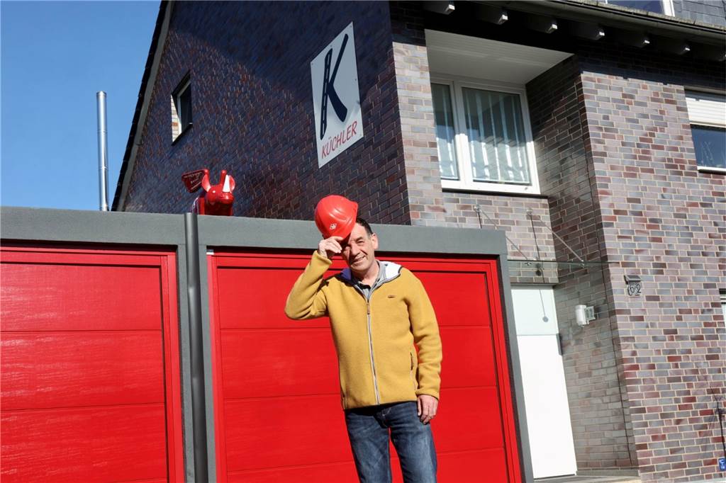 Moderator Kisker darf sich freuen: Bagger-Denkmal an der B1 wird wahrscheinlicher Andreas Küchler hilft beim Transport und lagert den Bagger als Zwischenstation auf dem Hof seiner Firma.
