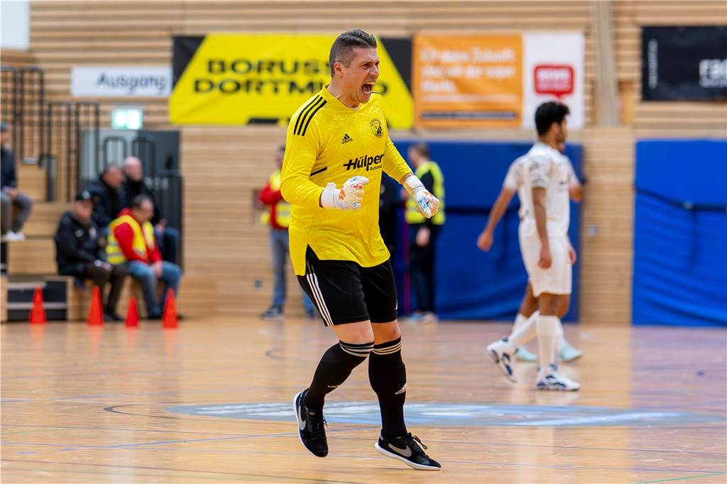 Würgegriff, Ohrpfeigen und Sensation in wilder Halle Brackel: C-Ligist eine Runde weiter Andreas Lichtner wurde für Eichlinghofen zum Matchwinner.
