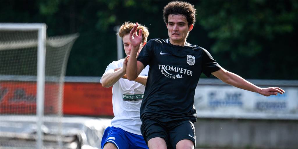 Neun-Tore-Schlacht geht an Osmanlispor – BV Brambauer gibt Zwei-Tore-Führung aus der Hand Andreas Lieder (r.) brachte den BV Brambauer gegen Osmanlispor wieder zurück ins Spiel. Für etwas Zählbares sollte es am Ende aber nicht reichen.